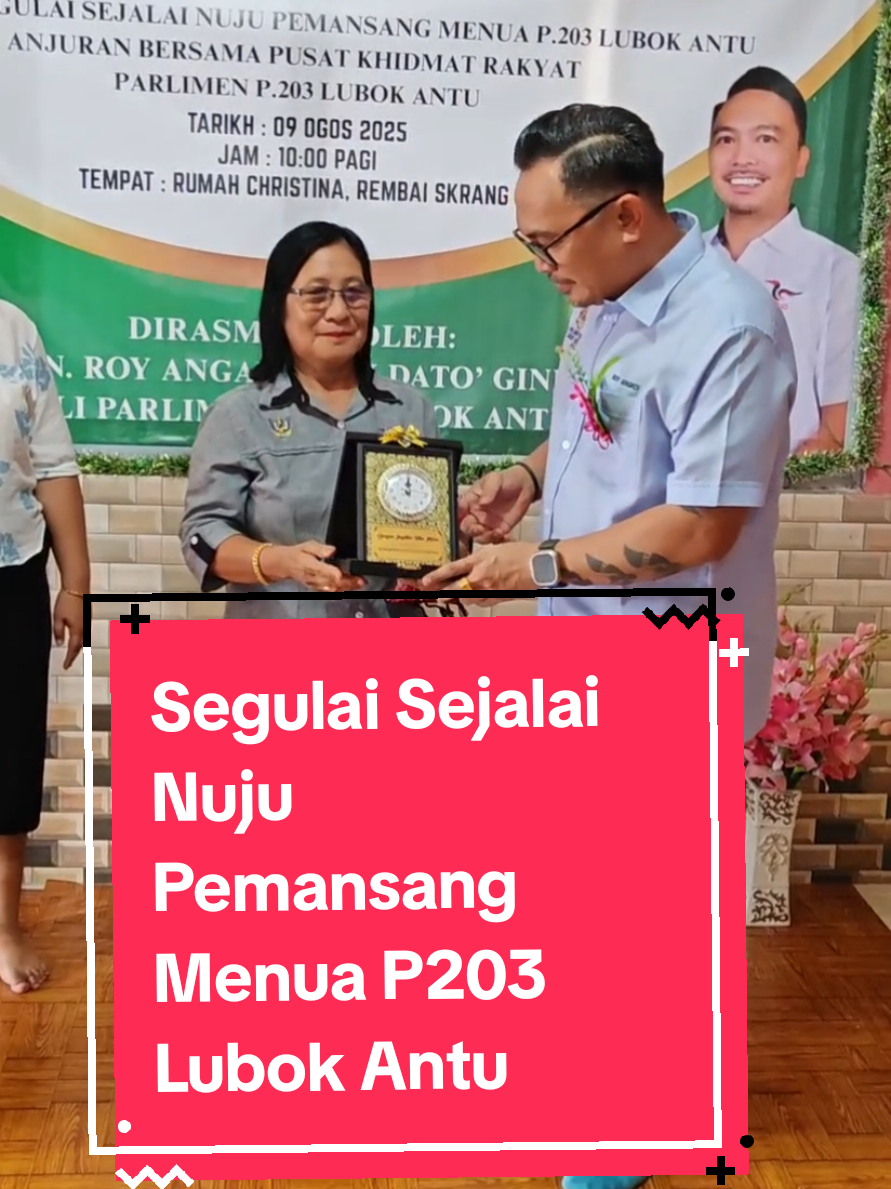 9/8/2025 Sabtu Rumah Christina, Rembai Skrang YB Roy Angau anak Gingkoi, menghadiri Program Segulai Sejalai Nuju Pemansang Menua P203 Lubok Antu anjuran bersama Pusat Khidmat Rakyat Parlimen P203 Lubok Antu sebagai salah satu platform memperkukuh hubungan antara pemimpin, agensi kerajaan dan masyarakat setempat. Turut hadir ialah Tuan Akoi Ejau, Pegawai Daerah Lubok Antu, Tuan Kua Jack Seng, Setiausaha Politik Premier Sarawak, En. Shemer, Jurutera Daerah Lubok Antu, En. Molizam, Ketua Jurutera Bahagian Jabatan Pengairan dan Saliran Bahagian Sri Aman, Pemancha Gerang ak Jubin serta tuai-tuai rumah sekitar Hilir Skrang yang menjadi nadi pembangunan komuniti. Dalam program ini, YB Roy mengumumkan peruntukan sebanyak RM100,000 melalui RTP 2025 bagi menambah baik rumah panjang yang telah melalui penilaian jawatankuasa penilaian, RM20,000 kepada JKKK serta RM8,000 kepada Gerempong Indu sebagai komitmen berterusan untuk meningkatkan kemudahan, kesejahteraan dan penyertaan aktif masyarakat dalam agenda pembangunan kawasan Lubok Antu. YB Roy turut merakamkan penghargaan dan terima kasih kepada pihak tuai rumah serta semua pihak yang terlibat atas sambutan mesra dan kerjasama yang diberikan sepanjang program ini berlangsung. #YBRoyAngauGingkoi #P203 #P203LubokAntu #LubokAntu #lubokantusarawak #Engkilili #BatangAi 