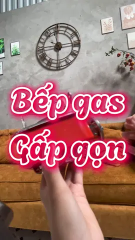 Bếp gas du lịch mini gấp gọn – lựa chọn lý tưởng cho những chuyến cắm trại, picnic, phượt hay nấu ăn ngoài trời. Thiết kế nhỏ gọn, có thể gấp lại tiện lợi, dễ dàng bỏ balo, vali mà không chiếm diện tích. Chất liệu hợp kim nhôm và thép không gỉ, chịu nhiệt tốt, bền bỉ với thời gian. Đầu đốt tỏa nhiệt đều, lửa mạnh, giúp nấu chín nhanh và tiết kiệm gas. Hệ thống đánh lửa tự động Piezo an toàn, dễ sử dụng ngay cả khi không có diêm. Phù hợp với nhiều loại nồi, chảo du lịch. Bếp gas mini gấp gọn – trợ thủ đắc lực cho mọi hành trình khám phá! #bepgasdulich #bepgasdulichgapgon #bepgamini #bepgasminidangoai #xuhuong 