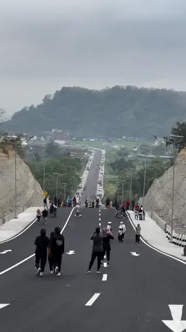 Bingung mau sunmori kemana? Coba kesini deh, siapa tau bisa dapet kenalan baru.. Sunmori Prambanan terpantau rame pagi ini.. . . 📍 : Jalan Baru Sleman - Gunungkidul, Prambanan, Sleman 📽 @bukan.aji__ #gunungkidul #jogja #yogyakarta #jogjaupdate 