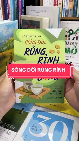 Sống Đời Rủng Rỉnh Thong Dong – Cuốn sách giúp bạn thoát khỏi “nỗi sợ tiền bạc” Bạn có bao giờ thấy mình rơi vào vòng lặp này? 	•	Cả năm đi làm mà chẳng để dành được bao nhiêu. 	•	Mỗi tháng cố gắng, nhưng cuối tháng vẫn rỗng ví. 	•	Nghe tới “đầu tư” là lo, nói tới “tiền” là mệt. Nếu câu trả lời là “có”, thì đây chính là cuốn sách bạn cần! “Sống Đời Rủng Rỉnh Thong Dong” không dạy bạn thành tỷ phú chỉ sau một đêm. Không nhồi nhét thuật ngữ tài chính rối rắm. Không tô hồng những giấc mơ “tự do” bằng con số ảo. Thay vào đó, cuốn sách sẽ: 	•	Giúp bạn hiểu rõ mình thực sự muốn gì với tiền. 	•	Chỉ cho bạn cách nhìn toàn cảnh bức tranh tài chính cá nhân. 	•	Từng bước xây dựng “ngôi nhà an tâm tài chính” – từ thu nhập, chi tiêu, đầu tư đến sẻ chia. Với giọng văn ấm áp, dễ hiểu, đây là cẩm nang dành cho những người đang gánh vai trò trụ cột nhưng vẫn loay hoay với tiền bạc. Đừng để nỗi sợ tiền làm chủ bạn. Hãy để cuốn sách này giúp bạn sống thong dong mà vẫn rủng rỉnh – bắt đầu từ hôm nay.#tiemsachbinhyen #sach #sachhay #BookTok #reading #songdoirungrinhthongdong 