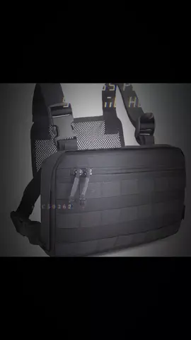 Bolsa De Peito Motoboy Masculina Unissex Estilo Colete Bag Peitoral ↑ Sobre este produto Bolsa Colete Peitoral: A Fusão Perfeita de Estilo Funcionalidade Prepare-se para uma revolução em acessórios de transporte com nossa bolsa colete peitoral, uma verdadeira síntese de estilo contemporâneo e praticidade inigualável. Projetada meticulosamente para atender às demandas da vida moderna, esta bolsa redefine o conceito de conveniência com seu design inovador. Confeccionada com materiais premium, nossa bolsa colete peitoral oferece durabilidade excepcional sem sacrificar o conforto. Com um ajuste ergonômico e alças acolchoadas, ela se molda suavemente ao corpo, garantindo uma experiência de uso confortável durante todo o dia. O design inteligente apresenta uma variedade de compartimentos estrategicamente posicionados, proporcionando uma organização impecável para todos os seus itens essenciais. O compartimento principal espaçoso acomoda facilmente gadgets, documentos e outros objetos de tamanho médio, enquanto os bolsos frontais oferecem espaço adicional para itens menores, como chaves, carteira e telefone celular. Além disso, sua construção resistente à água garante a proteção dos seus pertences em qualquer condição climática, tornando-a uma escolha confiável para aventuras ao ar livre ou deslocamentos urbanos diários. A bolsa colete peitoral não é apenas uma solução prática para transportar seus objetos, mas também um acessório estiloso que complementa qualquer Loja Chat Adicionar ao carrinho Comprar Agora
