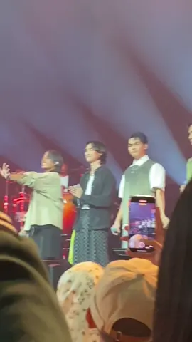 Rizal softly looking at Araff's randomness, tiba2 gaduh manja eh🤣@RIZAL @Ariel @raffmohamed 