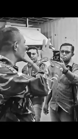 Prada Lucky Chepril Saputra Namo adalah seorang prajurit muda berusia dua puluh tiga tahun yang baru memulai pengabdian di dunia militer. Ia dikenal sebagai sosok bersemangat, disiplin, dan memiliki cita-cita besar untuk mengabdi kepada negara. Namun, perjalanan hidupnya terhenti tragis ketika ia ditemukan meninggal dengan kondisi tubuh penuh luka lebam, sayatan, dan bekas sundutan rokok yang menjadi tanda dugaan penganiayaan brutal. Kabar kematian itu menghantam hati ayahnya, Sersan Mayor Christian Namo, seperti petir di siang bolong. Sebagai seorang prajurit senior, ia memahami kerasnya kehidupan militer, tetapi tak pernah terbayangkan bahwa anak kandungnya sendiri akan menjadi korban kekerasan yang tak manusiawi. Luka di tubuh Lucky seolah menjadi jeritan yang tak terdengar, menandakan penderitaan yang dialaminya sebelum ajal menjemput. Pada Kamis, tujuh Agustus dua ribu dua puluh lima, suasana di Bandara El Tari Kupang dipenuhi keheningan yang berat. Sersan Mayor Christian berdiri menunggu peti jenazah sang putra dengan tatapan kosong yang penuh gejolak emosi. Ketika peti itu tiba, ia menatapnya dengan campuran amarah dan duka yang mendalam. Tangannya menggenggam erat, matanya memerah, dan suaranya bergetar saat berbicara kepada media. Di hadapan semua orang, ia menyatakan bahwa dirinya tidak akan tinggal diam. Ia menuntut hukuman mati bagi pelaku, siapa pun orangnya, sebagai bentuk keadilan bagi anaknya. Bagi Sersan Mayor Christian, kehilangan ini bukan hanya soal duka seorang ayah, tetapi juga panggilan untuk menghentikan rantai kekerasan di lingkungan militer agar tidak ada lagi orang tua yang merasakan perih dan kehilangan yang sama. #fyi #reels #foryou #keadilan 