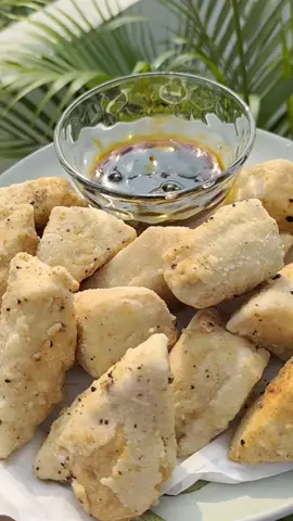 Snack pagi..buka kulkas masih ada tahu😄cuss buat tahu krispi  perpaduan lembut dan kresss.. semudah itu buatnya tahu potong2..rendam air garam 20 menit bahan kering : tepung sagu tepung beras garlic powder  lada bubuk sedikit garam halus kaldu bubuk aduk rata Balur tahu dengan bahan kering...celup ke air..Balur ke bahan kering ( 2-3x ulang) goreng deep fry  #tahukrispi #olahantahu #idemasak #adeputriaulya #cemilansimple 