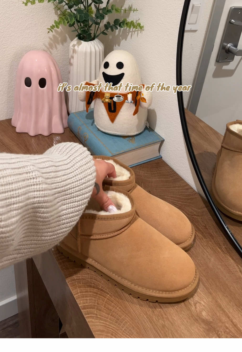 can’t wait for cozy fall weather so I can wear cozy boots, warm cardigans & pumpkin everything 🎃☕️🕯️🍂 anyone else wanting this while it’s 90 degrees outside 🫠🥵 #boots#winterfashion#fallfashion#fallessentials#winterboots#tassmanslippers#slippers#cozyvibes#tiktokshopcreatorpicks#fallvibes#midtopsnowboots#snowboots#evellyhootd#evellyhootdboots 
