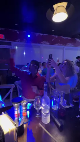 Esperando mi cumple con amigas y mi mamá
