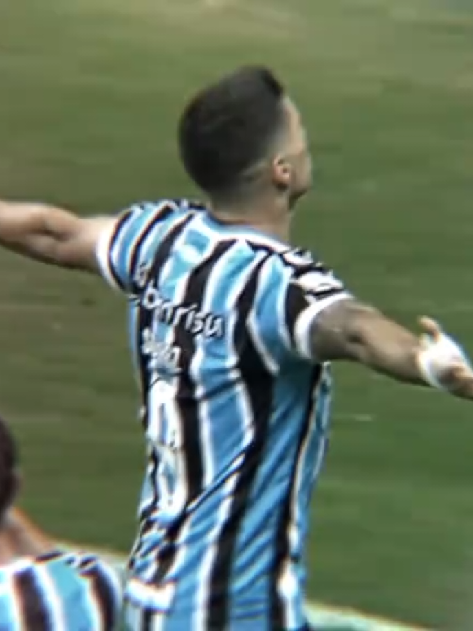 Suárez papai dos Morango! 🥱🍓 Feliz dia dos Pais!  #gremio #gremiomaiordosul💙🖤🤍 #suarez #diadospais #fy 