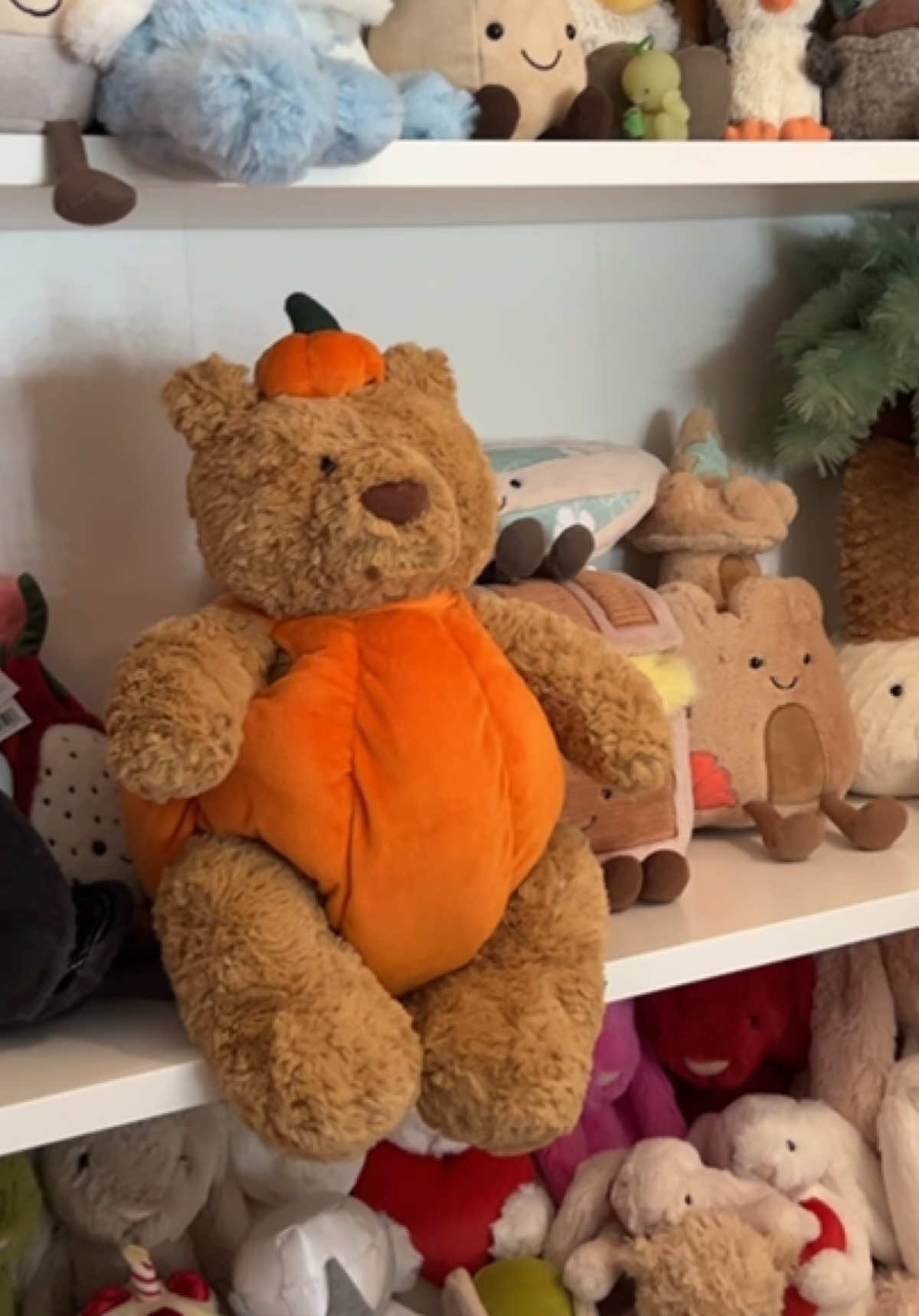 what retired jellycat do you still want? 🎃 im happy pumpkin bartholomew is back out for the spooky Halloween season 🖤 I can’t wait to get my hands on spider bart 🕷️ @Jellycat #jellycat #jellycatcollection #jellycatlondon #jellycats #jellycatunboxing #jellycathaul #jellycathalloween #retiredjellycat #halloween #fallaesthetic #halloweencostume 