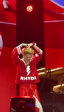 Trông cái nét bỏ mic xuống khoanh tay gật gật đầu tận hưởng fanchant đáng yêu thật chứ 😚#RHYDER #OMORHYDER #omophaodailamban 