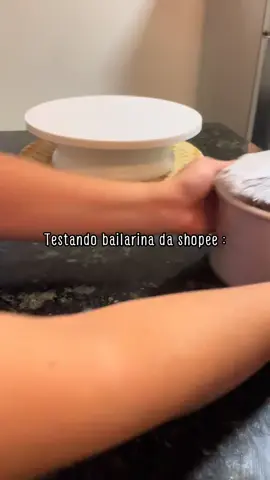 🎂✨ Essa bailarina de confeitaria da Shopee tá simplesmente PERFEITA! Quer achar ela rapidinho? Te ensino o truque 👇 1️⃣ Copia esse ID do produto: 🔍 BKH-XAK-DVH 2️⃣ Abre o app ou site da Shopee  3️⃣ Cola esse ID na barra de pesquisa (ícone da lupa) e pesquisa 4️⃣ Prontinho! A bailarina giratória vai aparecer na hora 😍 Super prática pra confeitar bolos, fazer detalhes delicados e arrasar nas encomendas! 🍰💕 #explore #viralvideos #confeitaria #bailarina #achadinhos #😍😍😍 #achadodashopee 