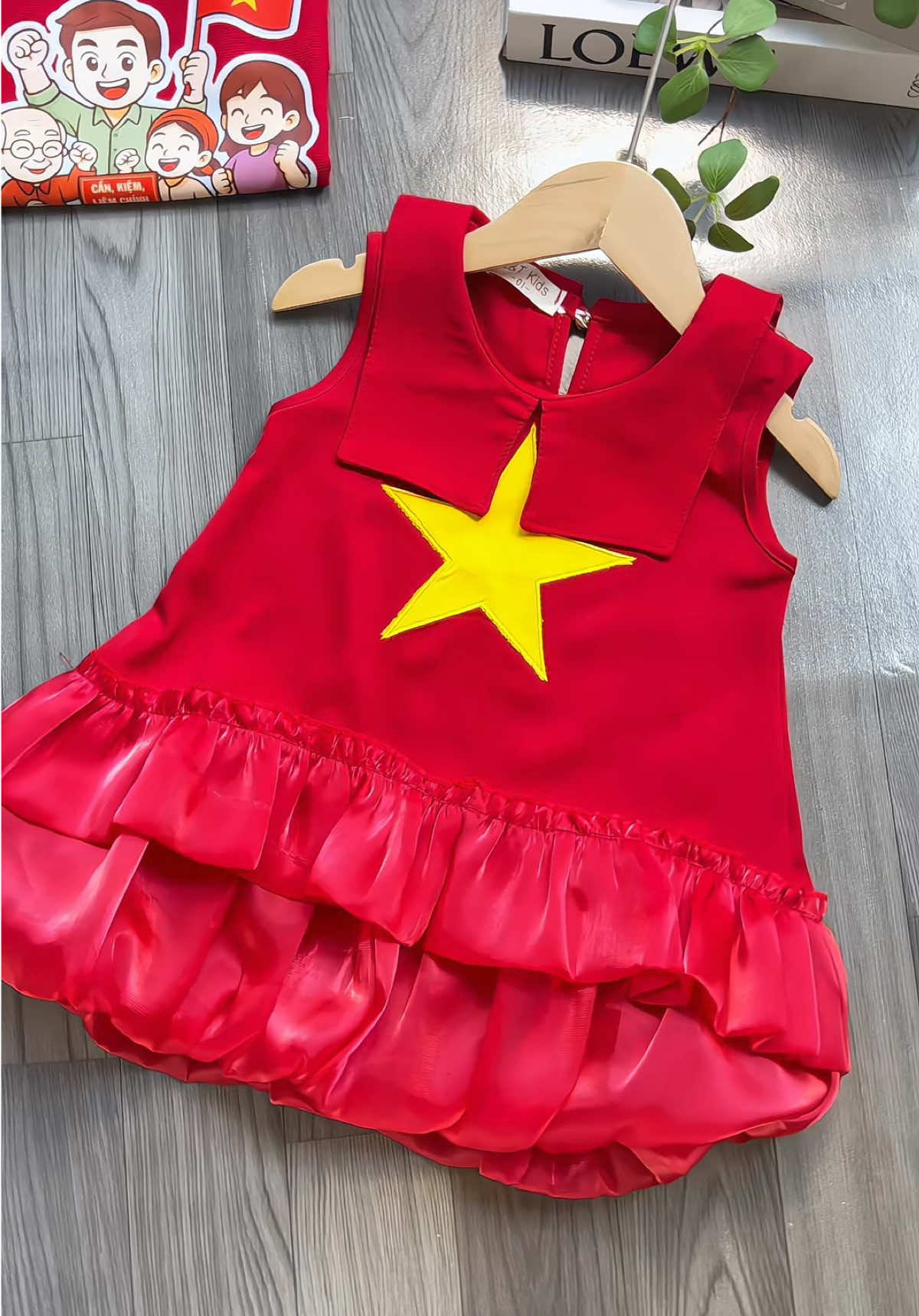 Váy 2 tầng xoè in hình sao vàng mang trọn tinh thần yêu nước dành riêng cho các bé gái xinh iu Việt Nam🇻🇳❤️ #mebeegao #vaybegai #vaycodosaovang #quockhanh2025 #xuhuong 