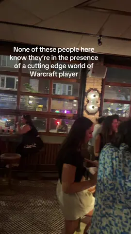 None of these people know they’re in the presence of a cutting edge world of Warcraft player #worldofwarcraft #warcraft #chicago #nerd #oldnerd