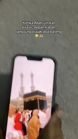 Masyaallah mo nangiss, merinding , tiba2 di video call sm temen kerja dan doa lgsg depan kabah😭🫶🏻 bantu aamiinin ya temen2 online kuuu 🤗