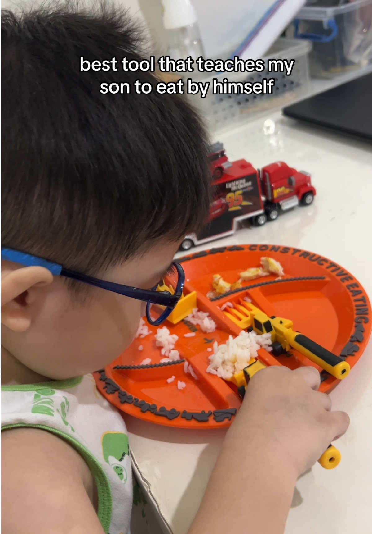 thank you to this plate set that encourages my son to eat by himself 🙏🏻 check the yellow basket or my showcase to help your kiddos out as well!
