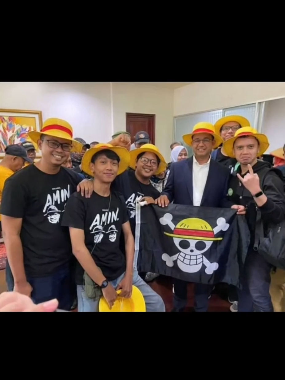 Fenomena penolakan sebagian netizen untuk mengikuti imbauan Presiden Prabowo tentang pengibaran bendera Merah Putih selama bulan Agustus 2025: * Fenomena Penolakan: 1. Bendera Bajak Laut (One Piece) sebagai Simbol Alternatif Banyak netizen justru memasang gambar atau mengibarkan bendera 