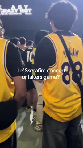 the amount of people wearing the jersey is so cute TT @LE SSERAFIM  #LeSserafim #EASY_CRAZY_HOT_IN_MANILA #EASY_CRAZY_HOT #concert 