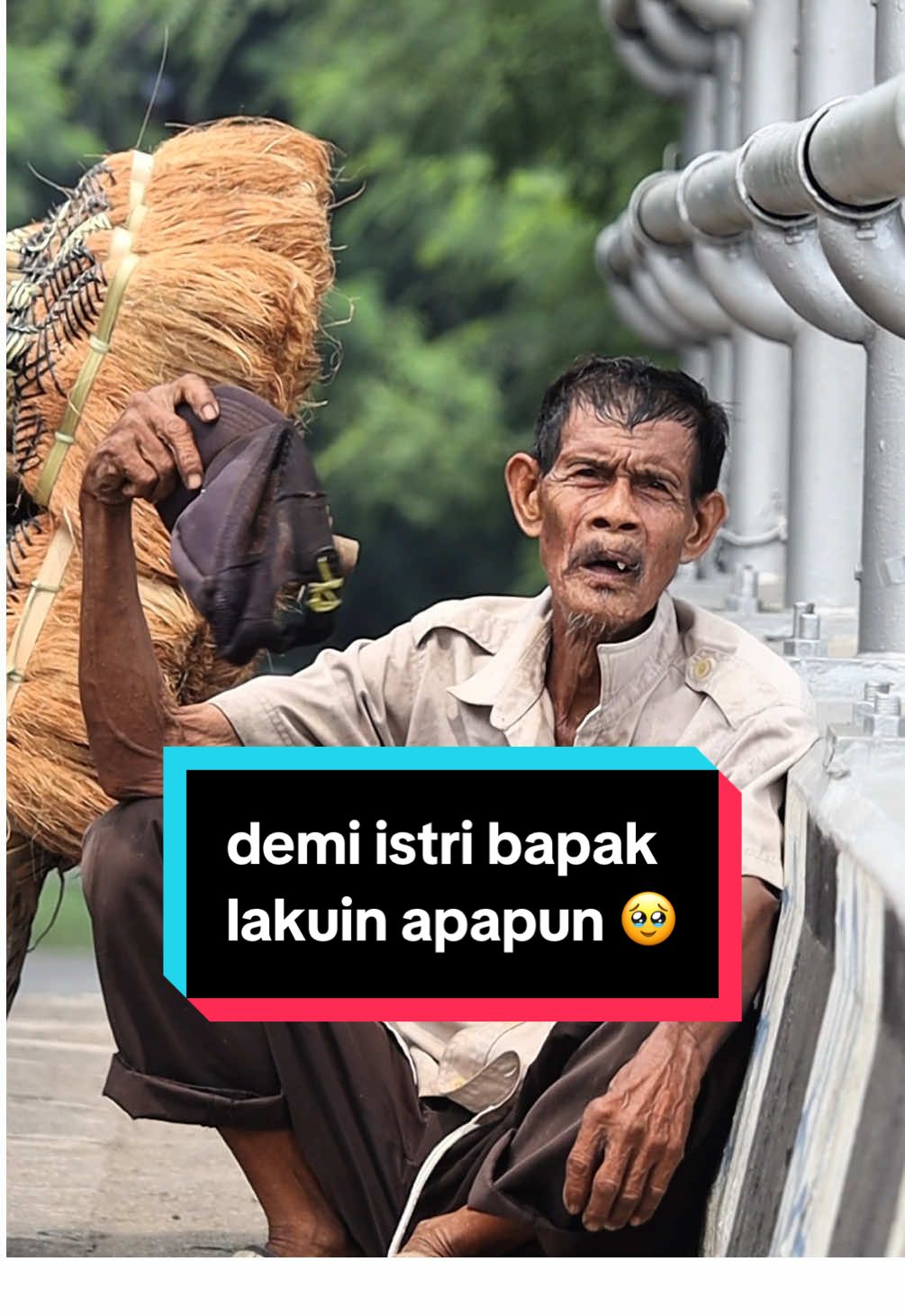 ya allah pak 🥹 bantu bapak yok, demi istri apapun dilakukan walau kondisi bapak juga masing kurang sehat 😭