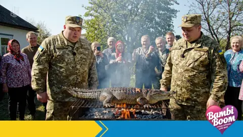 🐊🔥 Крокодил на мангале — секретный армейский рецепт 🤫🍖Говорят, это не просто ужин, а стратегическая операция 🍖🐊 Два “полевых кулинара” в камуфляже проводят мастер-класс по готовке VIP-гостя из ближайшей «речки». Маринад засекречен, но источники сообщают — там есть укроп, чеснок и три ложки боевого духа 🥄💥 Крокодил не сопротивлялся… или сопротивлялся, но теперь уже поздно 😏 Аромат такой, что даже соседи по окопу пришли с тарелками. 🎬 Видео создано с помощью искусственного интеллекта. Любое совпадение с реальными событиями — случайность.#абсурд #юмор #крокодил #гриль #военные #камуфляж #пародия #приколы2025 #армейскийюмор #мангал #bbq 