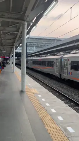 Pecandu KAI Acces 🚞 Jkt-jogja  Jogja-jkt  #kai #kaiaccess #keretaapiindonesia #railfansindonesia #lewatberanda #kai121 #keretaapi 
