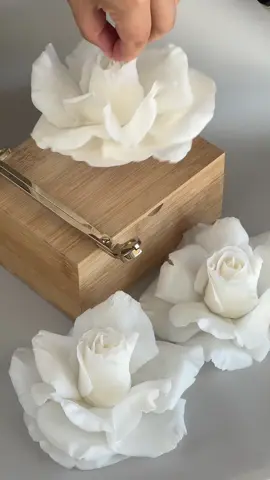 Rose Candle in white looks so tender ✨ #rose #candle #flowercandle #peonyrosecandles #candleflower 