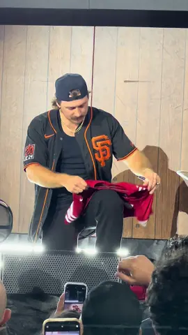 Unreal  🫠🔥 Also, the flying boot has me dying 💀🤣 #fyp #morganwallen #levisstadium #imtheproblem @morganwallen 