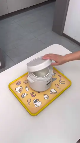 Nồi cơm điện mini nhỏ gọn, tinh tế này thực sự rất được ưa chuộng. Với dung tích 1,2 lít, nồi vừa đủ để nấu cơm cho một hoặc hai người, và cũng có thể dùng để nấu súp hoặc cháo! #NồiCơmĐiệnTiện #NồiCơmĐiệnTiện #NồiCơmĐiệnTiện