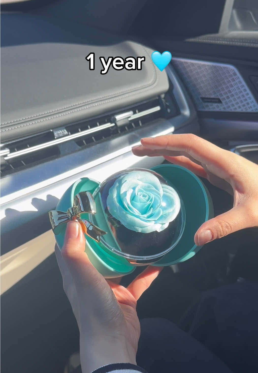 Surprise box moment 😍😘 #fy #anniversary #giftforher #bestgift #promisenecklace #giftideas #eternalroses #jewelry #tiffanyblue #pandorajewelry #anniversairesurprise 