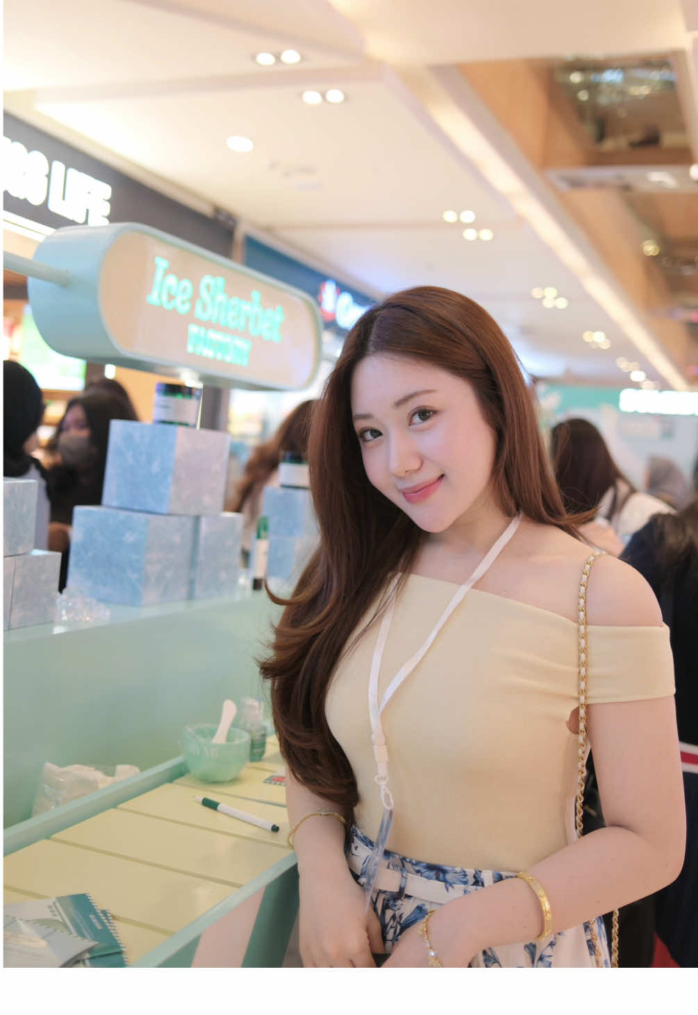 Jadi “karyawan” Ice Sherbet Factory selama 10 menit?!? 🍦❄️ Seru bgtt!! kemarin mampir ke freezing bothnya @SOMEBYMI ID di Grand Indonesia ☃️ Kamu udah mampir belum? cause today it’s the LAST DAY!! #somebymi #icesherbetfactory #PDRN 