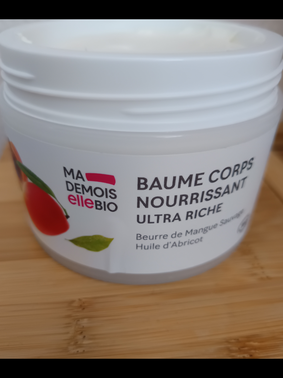 Bonjour à toutes et à tous 🥰  Bon dimanche 😘🌞 Voici mon premier retour après une semaine d’utilisation du Baume Corps Ultra Nourrissant de @mademoiselle_bio Après une semaine d’utilisation quotidienne, je suis complètement conquise !  Dès l’ouverture du pot, on est enveloppé par une odeur divine de mangue et d’abricot, à la fois fruitée, douce et très naturelle, un vrai petit moment d’évasion à chaque application. La texture est incroyable : on dirait littéralement du yaourt onctueux ! Elle s’étale facilement, pénètre rapidement sans laisser de film gras, tout en laissant la peau intensément nourrie et douce pendant des heures. Ma peau sèche retrouve confort et souplesse, et je me surprends même à l’utiliser juste pour profiter de son parfum gourmand. Et noté Bon sur Yuka, gage d’une composition respectueuse.  Un vrai coup de cœur ! ❤️ Je vous présenterai mon retour final dans quelques jours.  Je remercie @Mademoiselle bio . Je vous souhaite une excellente journée 💕💕💕  #mademoisellebio #baumecorpsultranourrissantmademoisellebio #soincorpsbio #cosmétiquebio #soincorps 