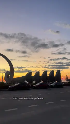 Nước trong trời đẹp, không đi Cửa Lò tận hưởng không khí sáng sớm thì tiếc lắm 🌅🌅#bien🌊🌤 #binhminhcualo #chill #nghean #sunrise 