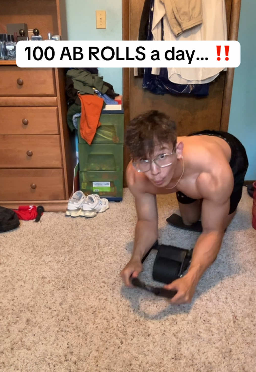 this ab roller is great #gym #GymTok #tiktokshop #homegym #tiktokshopcreatorpicks #abs #abworkout #abroller #abrollerwheel 