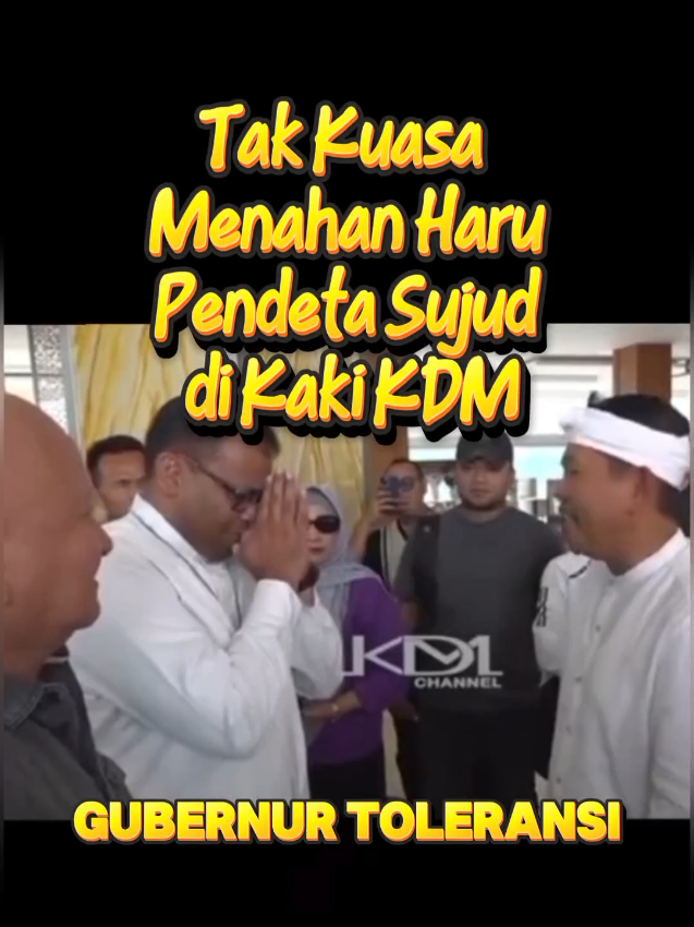 Pendeta Parhimpunan Simatupang, pemimpin Gereja Kristen Alkitab Indonesia, tak kuasa haru dan menahan air matanya saat bersujud di kaki Gubernur Jawa Barat, Kang Dedi Mulyadi, hanya ucapak terimakasih kang dibarengi air matanya berlinang. #LuarBiasa #cintaluarbiasa #kdm #OK #tetapberdoadanjanganputusasa🤲🙏 