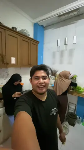 Ketika perantauan dari Kalbar ketemu di Jakarta…. Maka weekend adalah salah satu hari yang menyenangkan  Yang dari Kalbar lagi kerja di Ibu kota ayooo gabung bareng kami 😎 #jakarta #perantau #kalbar #pontianak 