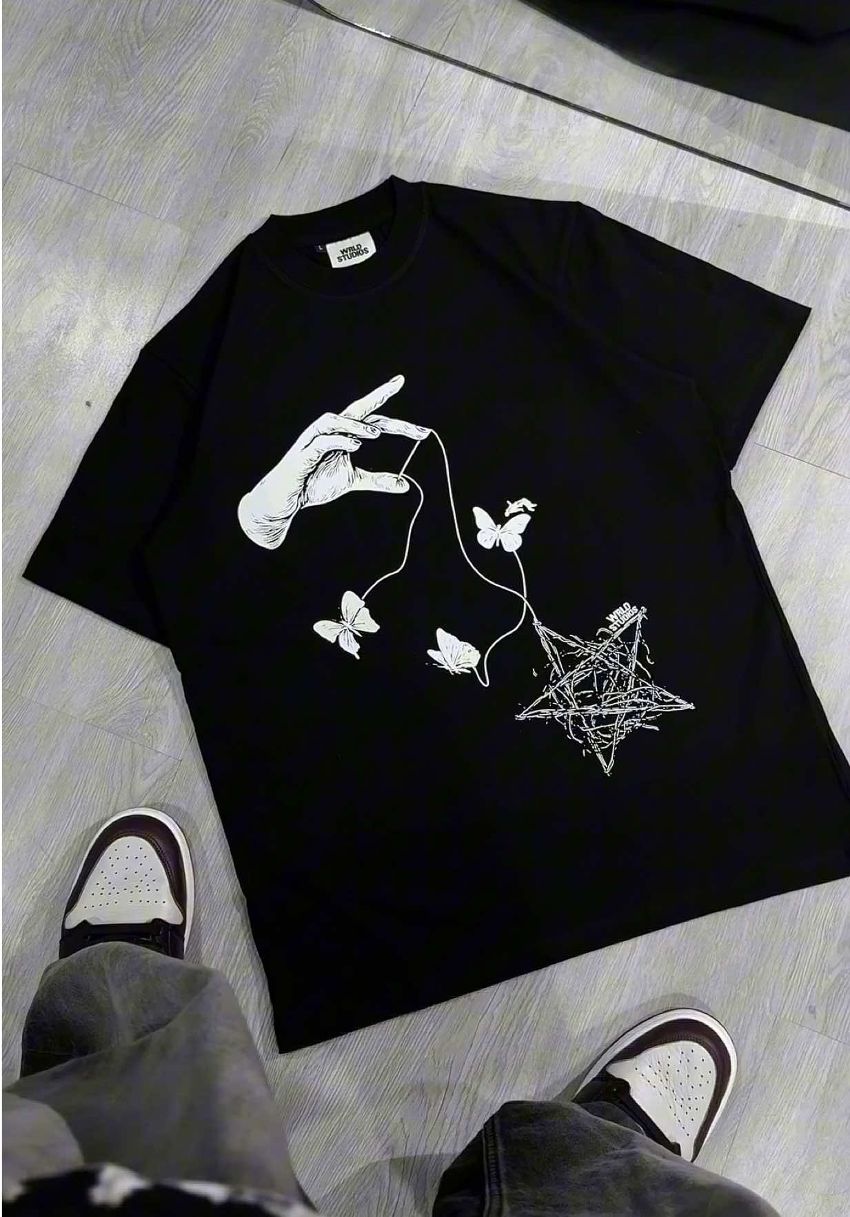 Graphic design kaos hitam yang satu ini cocok untuk kalian yang suka simple tapi tetap tampil keren dan kalcer #WRLDstudios #outfitinspo #kaosdistro #kaospria #bajucowok 