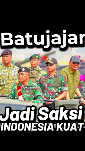 Batujajar pada hari Minggu, 10 Agustus 2025: Rangkaian Acara Militer di Batujajar 1. Gelar Pasukan Operasional & Kehormatan Militer Upacara skala besar yang diselenggarakan di Pusdiklatpassus (Kopassus), Batujajar, Kabupaten Bandung Barat, dipimpin langsung oleh Presiden Prabowo Subianto . Acara mencakup parade pasukan dari tiga matra (AD, AL, AU), demonstrasi alutsista, dan defile oleh berbagai kendaraan tempur modern, termasuk Tank Leopard, Harimau, sistem MLRS Astros, Meriam 155 mm Caesar, radar ILSV, Maung, Anoa, Bushmaster, ATAV, Komodo, DMax Tangga, serta sistem pertahanan udara Mistral Atlas dan Radar CM 200 (Shikra) . Gladi bersih telah dilakukan sebelumnya untuk memastikan kesiapan teknis dan taktis upacara . 2. Pelantikan dan Pengumuman Jabatan Baru Presiden Prabowo dijadwalkan akan mengumumkan dan melantik Wakil Panglima TNI dalam acara tersebut . Juga akan dilakukan pengukuhan panglima tiga pasukan elite (Kopassus, Korps Marinir, dan Kopasgat), dengan peningkatan status jabatan menjadi Panglima untuk masing-masing satuan . #tni #batujajar #prabowo #wakilpanglimatni #tigamatra 