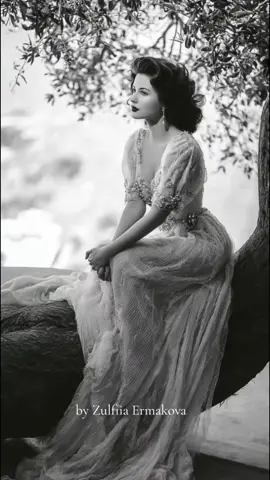 Summer morning...@Kling AI #fashion #victorian #flowers #garden #ai #klingaicpp #zulfiiaermakova #woman #aesthetic #vintage 