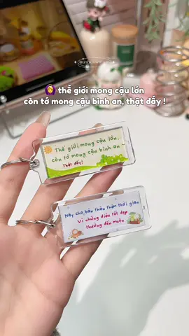 Thế giới mong cậu lớn, còn tớ mong cậu bình an … thật đấy 🙆‍♀️🌍 #unboxwithvie #mockhoathongdiep #mockhoa #keychain #chualanh #quatang #xh 