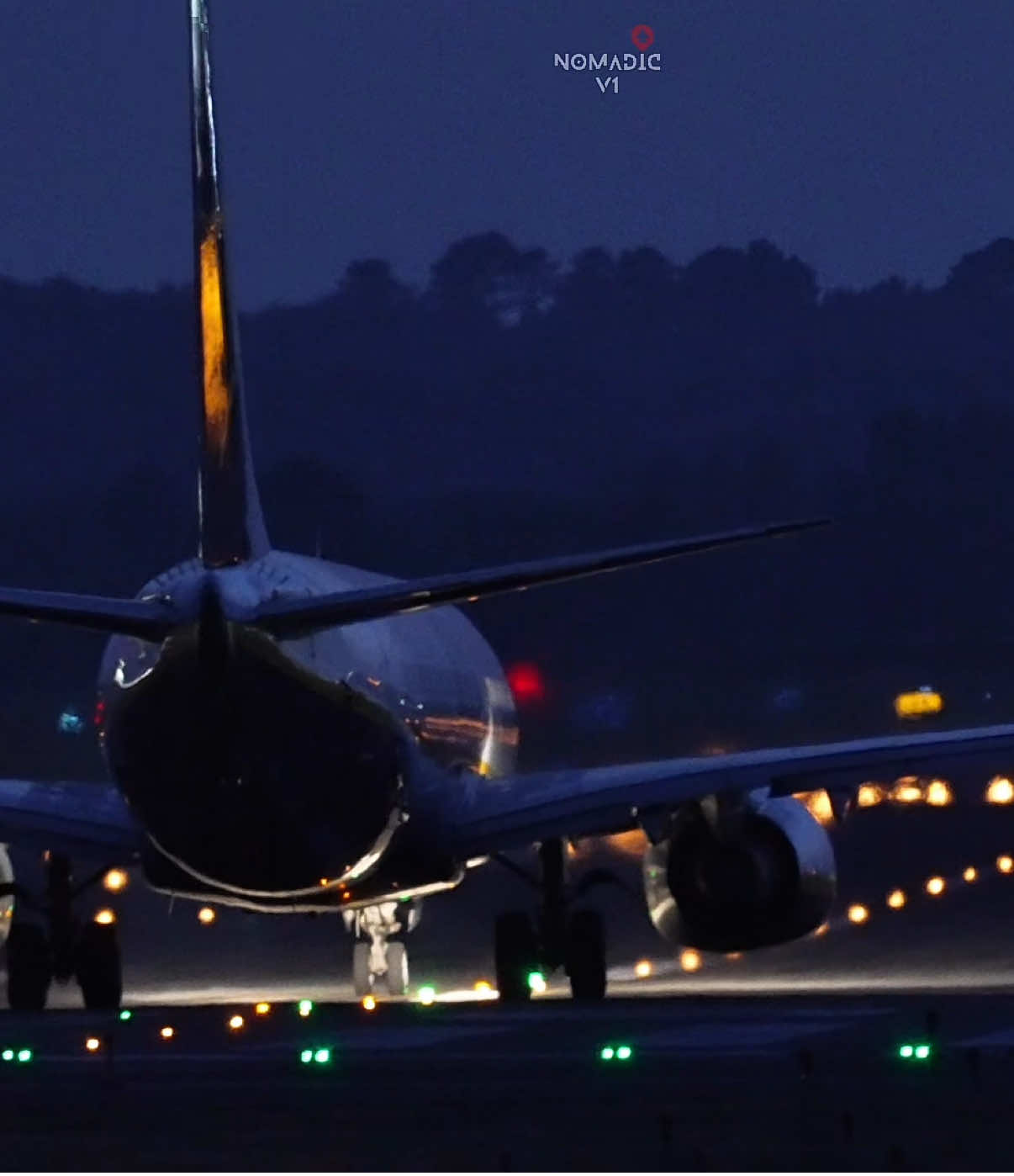 Ryanair night ops!  . Ryanair b737 departing Bournemouth last night. ✨  . #ryanair #nightaviation #aviationlights #b737 