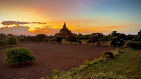 နေဝင်ချိန်အရမ်းလှတယ်ချစ်သောရေတူတူကြည့်ရခဲ့ရင်#baganstory #ရောက်စမ်းfypပေါ် #ပုဂံကိုလာလည်ရင်းပုံလှလှလေးတွေဖန်တီးကြမယ် 