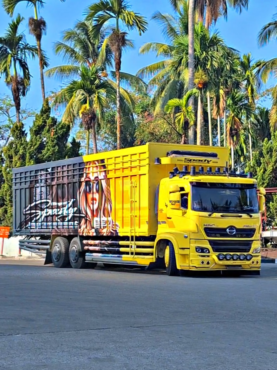 S P A D Y #laguminang #laguminanghits #hino500modifikasi #elegant #spady  @fandramamuk7  @ayudasaputra6 @rotanayulian @tongkong2727   @rayolaksmi 