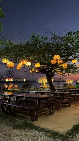 Một chiều hoàng hôn những ngày đầu thu giữa lòng Hà Nội, quán Trà Chanh Bờ Kè có view ngắm hoàng hôn cực đẹp, mở cửa hàng ngày từ 15h30 tới 6h00 sáng hôm sau (mở xuyên đêm) quán nằm ngay chân cầu Nhật Tân giá đồ uống chỉ từ 15k, không mất phí vào cửa, không mất phí gửi xe #xuhuong #xuhuong2025 #xuhuongtiktok #trachanhboke #haiboi #donganh #vinhthanh #xavinhthanh #hanoi #vietnam #trending #viewtrieudo 