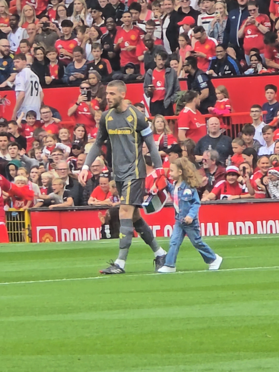 De Gea with his daughter yesterday - adorable ❤️ #mufc #manchesterunited #degea #spiritual #family #Preseason #fiorentina 