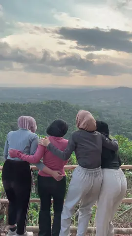 seru banget pengen ksni lagi🥹 @fella junita #fyppppppppppppppppppppppp #fyp #bukit