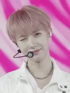 senyumnya bikin meleleh di+ kedipan mautnyaaaa 😉😘😚 #SMTOWNLIVE2025inTokyo day 2 #renjun #nctdream #huangrenjun 