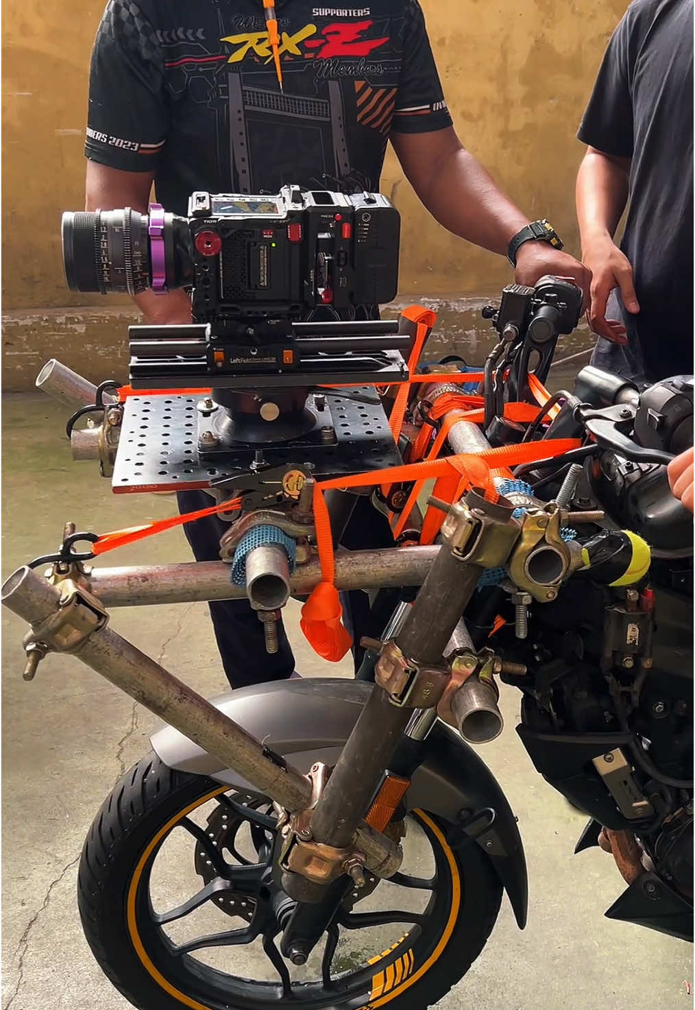 Pre Rig for Malaikat Malam Film. Chasing through the night in KL. #malaikatmalam  #directorofphotography #director #productionlife🎬🎥 #crewlife #lightingdesign #gafferlife #fypppppppppppppppppppppppp #aputurelighting #aputureasia #fyp #lifeonset #grip #keygrip #rigging 