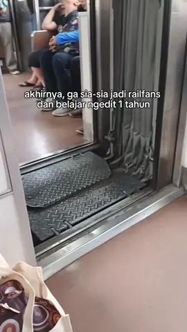 mari kita buat berbeda 🔥🔥🔥🔥🔥 #krlcommuterline #KAI #keretaapiindonesia #hutkai #viral?fypシ 
