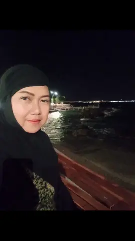 Menikmati keindahan malam di *Pantai Gelibolu Çanakkale, Turki,* yang berada di Semenanjung Gallipoli. Pantai dengan air laut biru & pasir keemasan dengan pemandangan selat Dardanella (Çanakkale Boğazı). Dardanella adalah jalur laut sempit (selat) yang menjadi pemisah alami antara Turki Eropa dan Turki Asia, sekaligus jalur strategis menuju Istanbul dan Laut Hitam. #gelibolu  #canakalle  #konya  #turkiye 