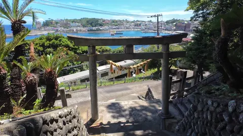 絶景スポット 電車が近くを走る神社 素盞雄神社 電車からの眺めも良く伊豆大島などが見えてとてもオススメです 稲取は金目で有名です🐟 あとはB級グルメの肉チャーハンが美味しいので是非皆さん伊豆稲取へ #伊豆 #稲取 #旅 #海 #夏 #リゾバ #夏休み #japan #japantravel #travel #trip #風景 #絶景 