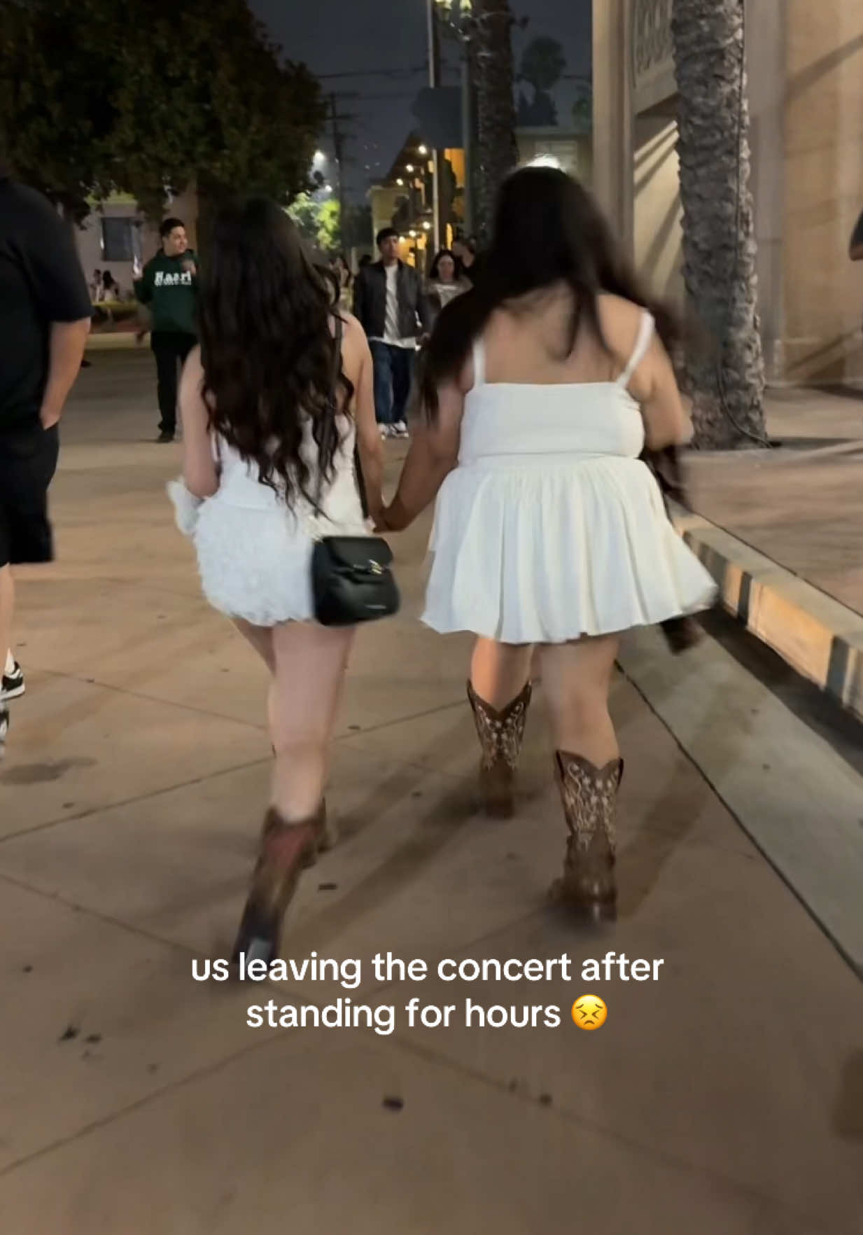 it was a vibe but our feet were hurting 🥲 #fyp #foryou #foryoupage #kevinkaarl #concert #losangeles #besties #relatable 