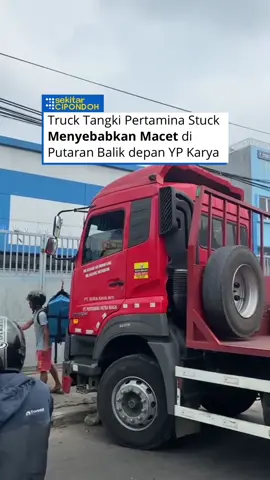 Truck tangki Pertamina mengalami stuck di puteran balik YP Karya menyebabkan kemacetan panjang, minggu (10/8). 🎥 IG/esirahmi . #sekitarcipondoh #cipondoh #sipalingcipondoh 